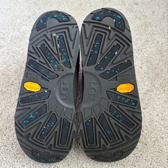 Ugg Vibram Arctic Grip short boots, grey, size 7 - Picture 5 of 6